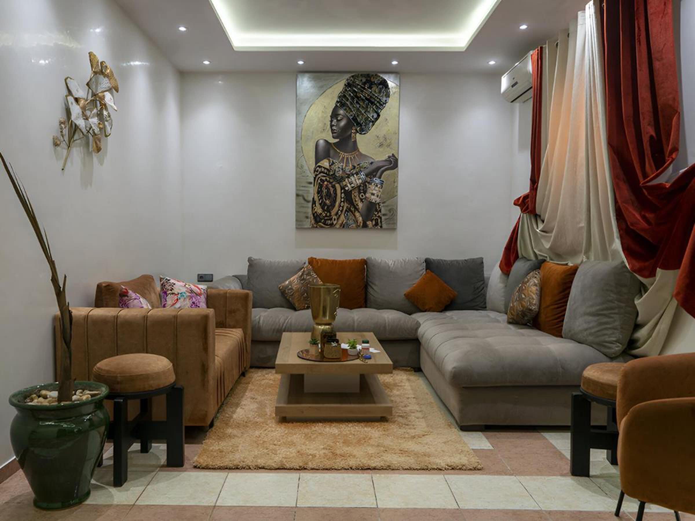 Le salon, banquettes grises et toile orientaliste