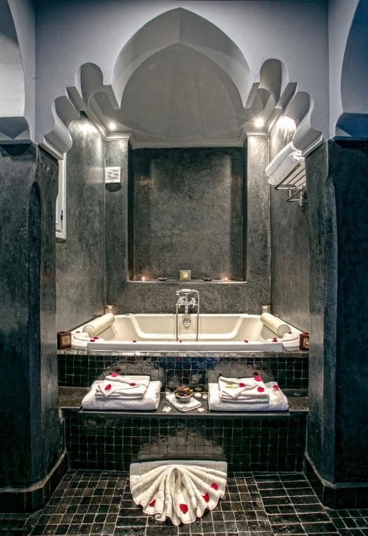 La salle de bains à baignoire, sous une voûte en plâtre ciselé