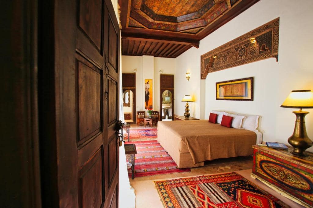 Une chambre, tenture brodée et lampe de cuivre