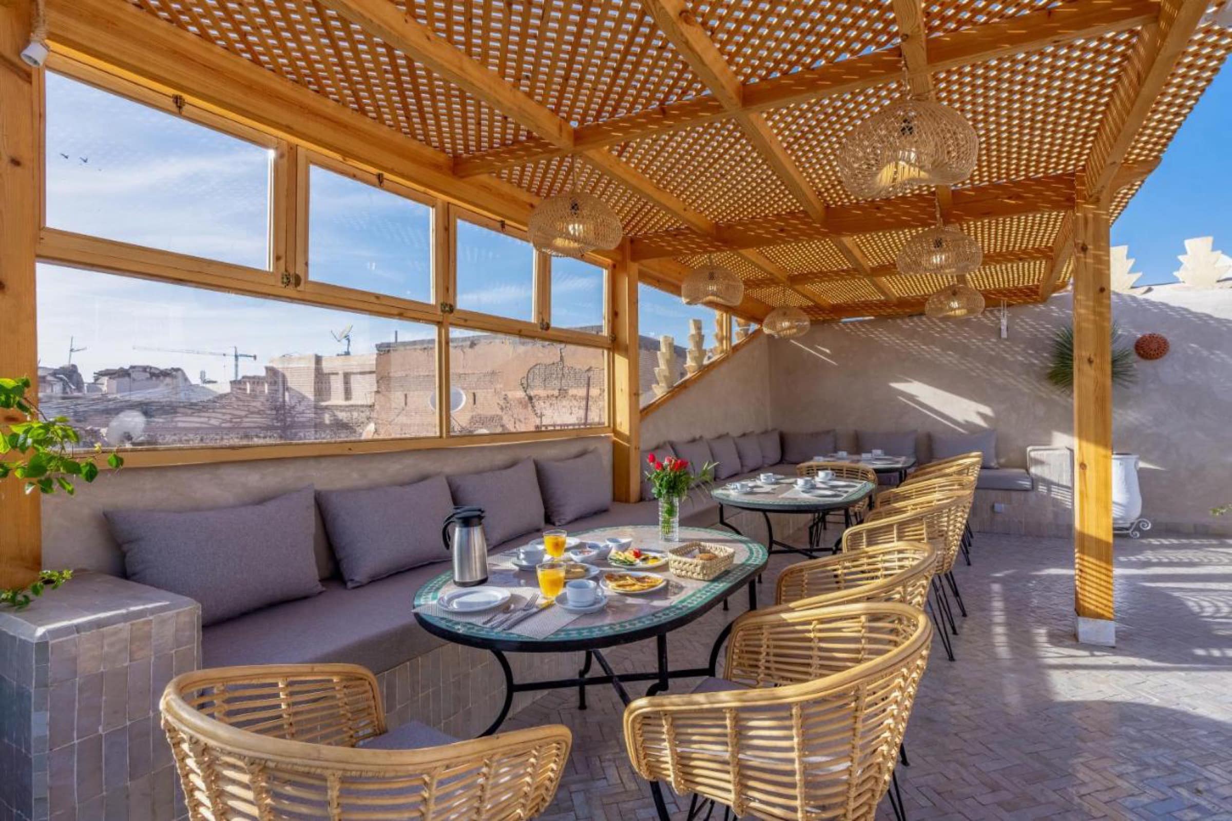 Le petit-déjeuner sous la pergola du toit