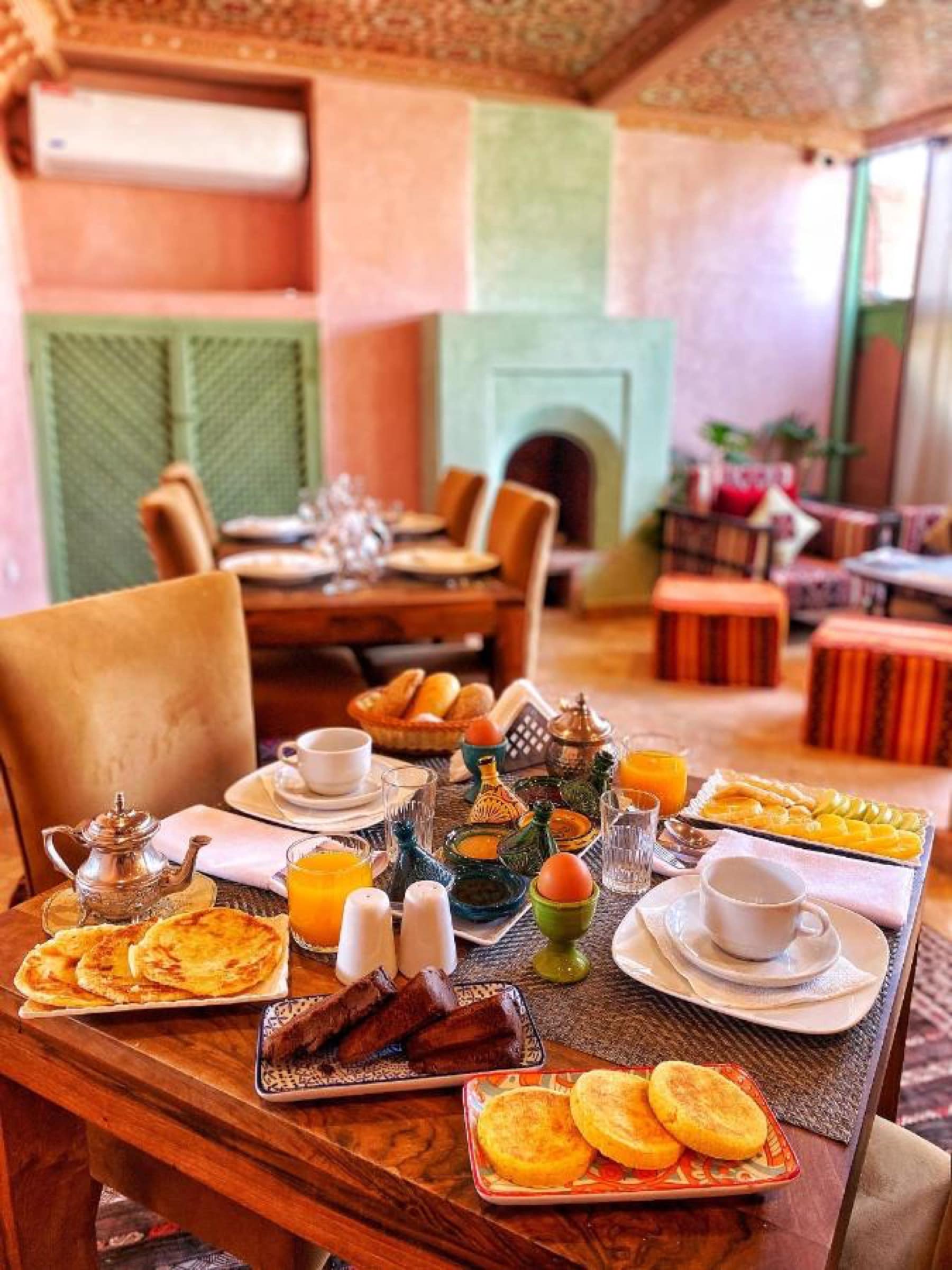 Le petit-déjeuner du matin, au salon à cheminée