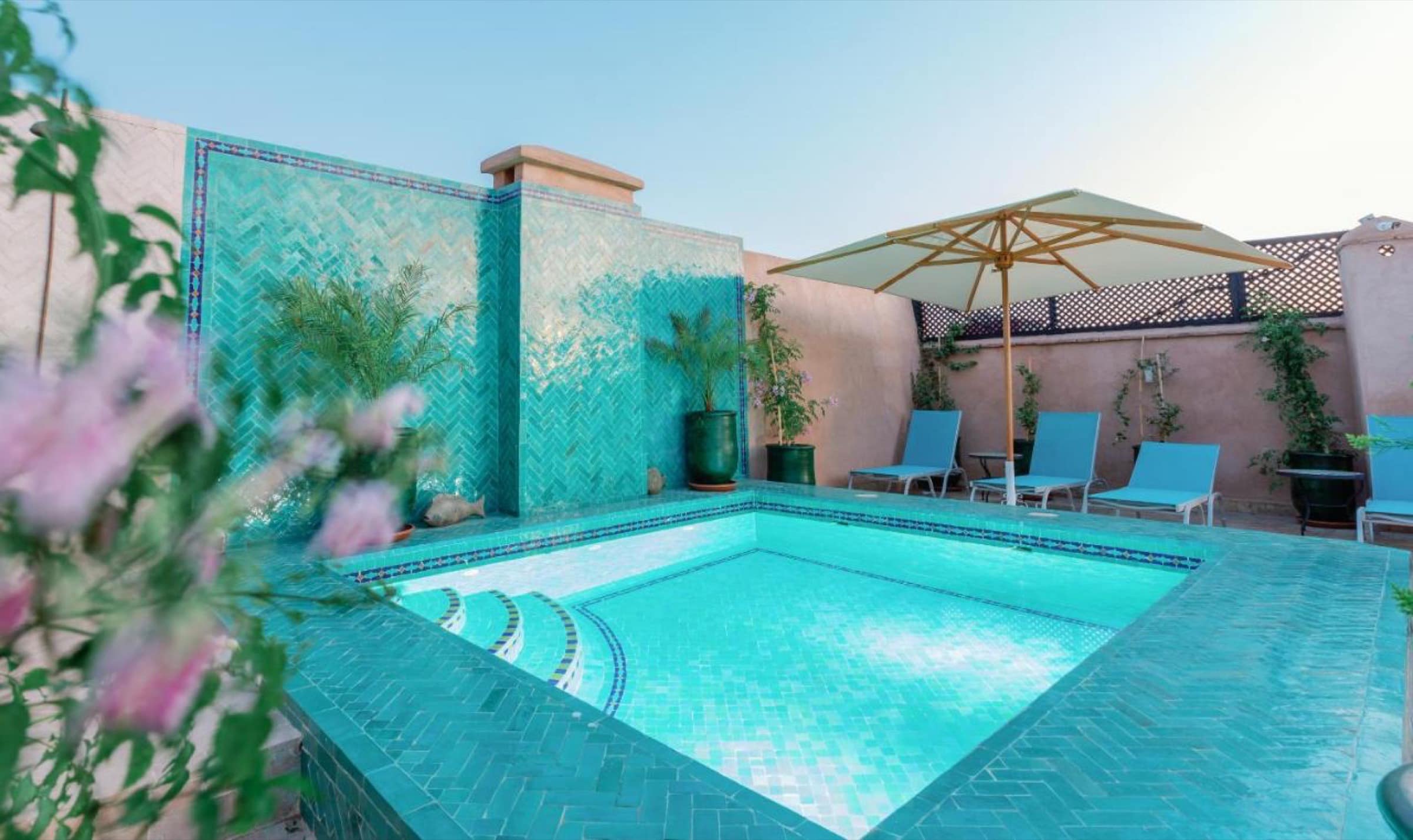 Le bassin de la terrasse, en zellige turquoise
