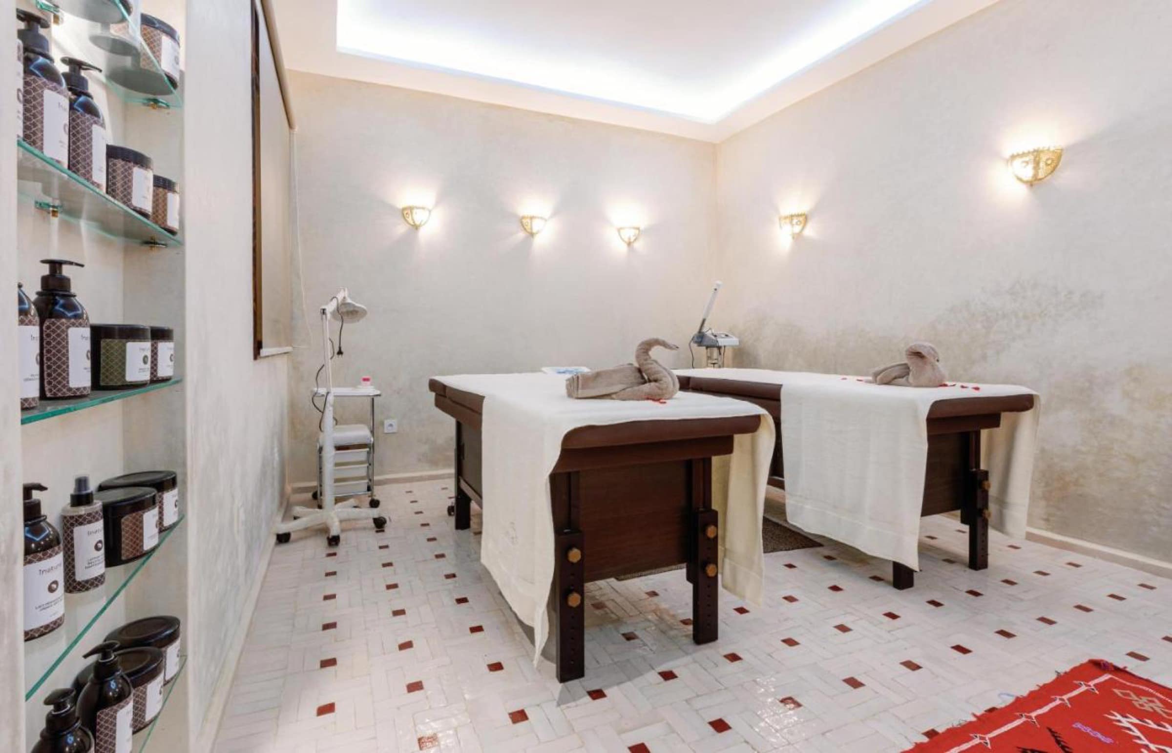 La salle de soins, deux tables de massage