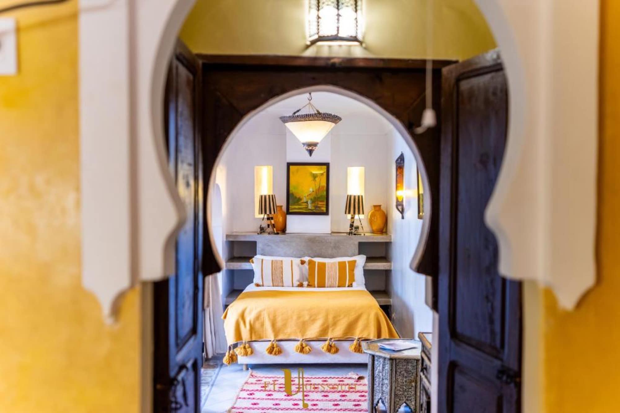 Une chambre, vue depuis l'arche en serrure
