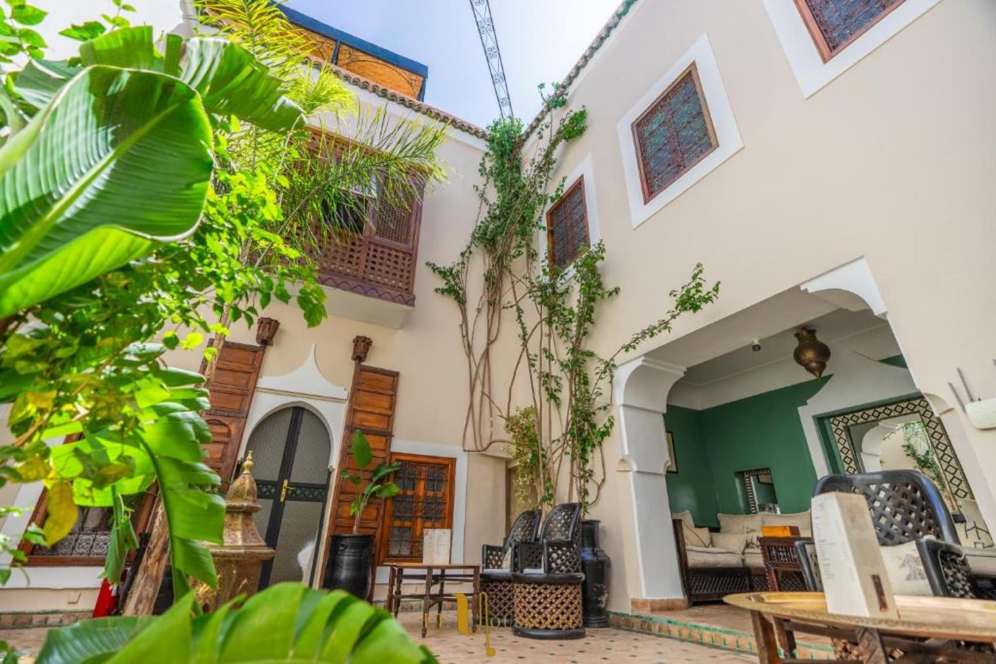 Le patio planté de bananiers, ouvert sur le salon