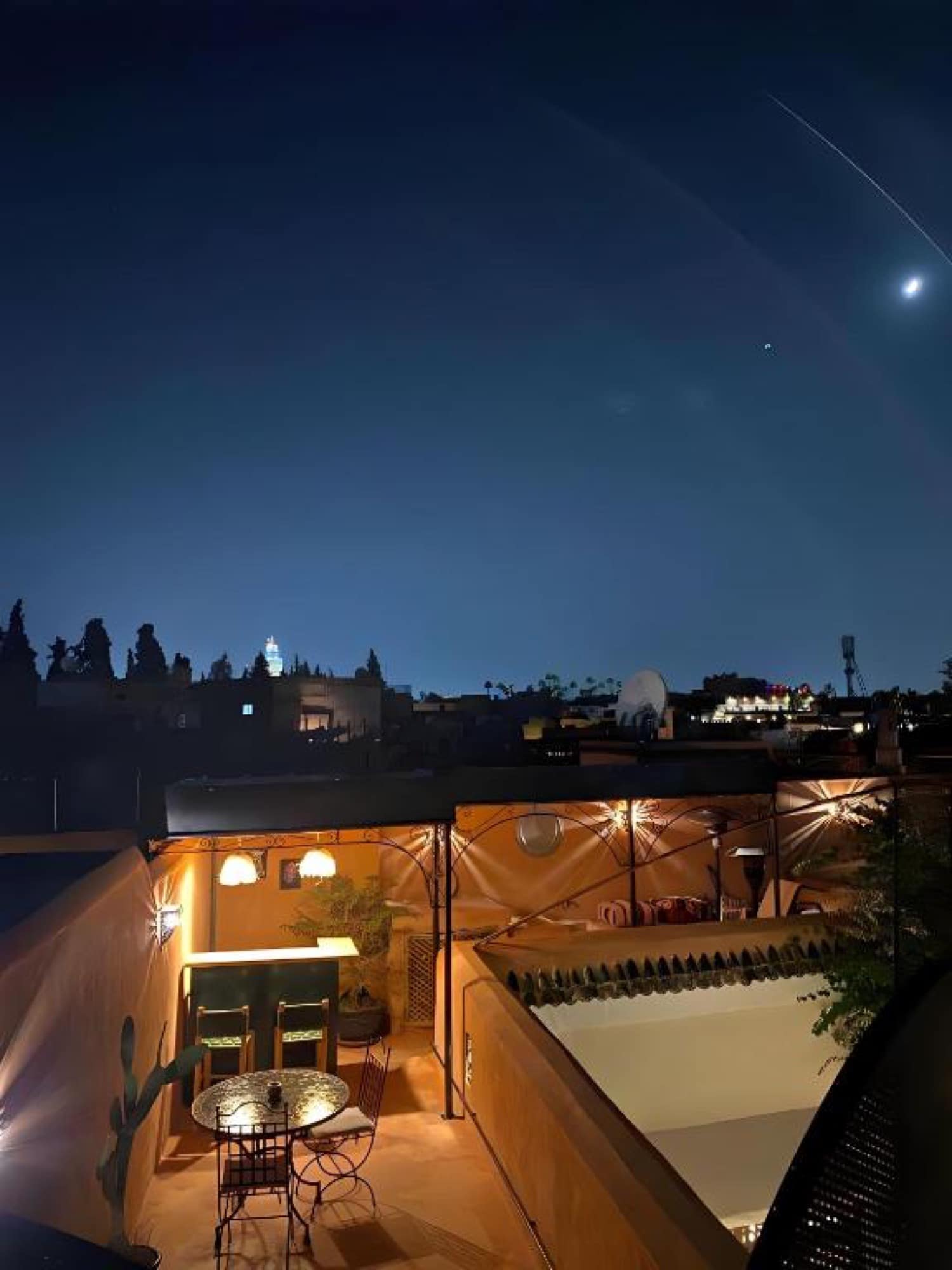 La terrasse sur les toits, à l'heure bleue
