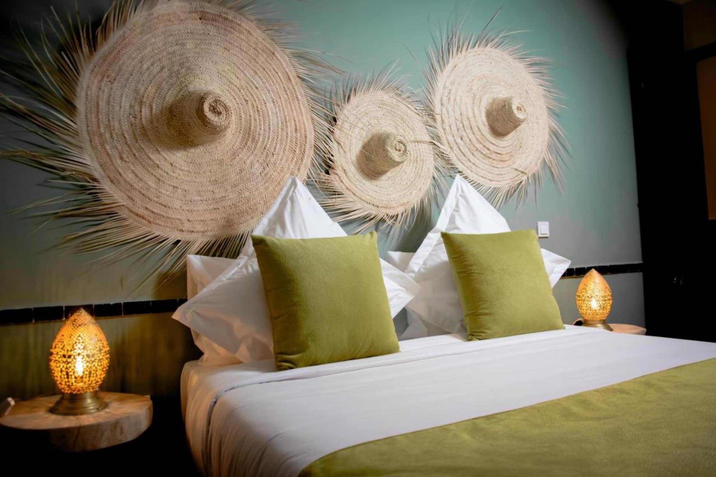 Une chambre verte, tête de lit en éventails de palme