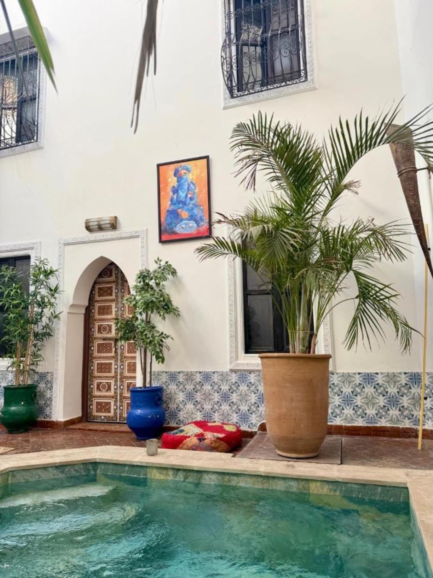 Le patio, sa porte peinte et ses zelliges bleus