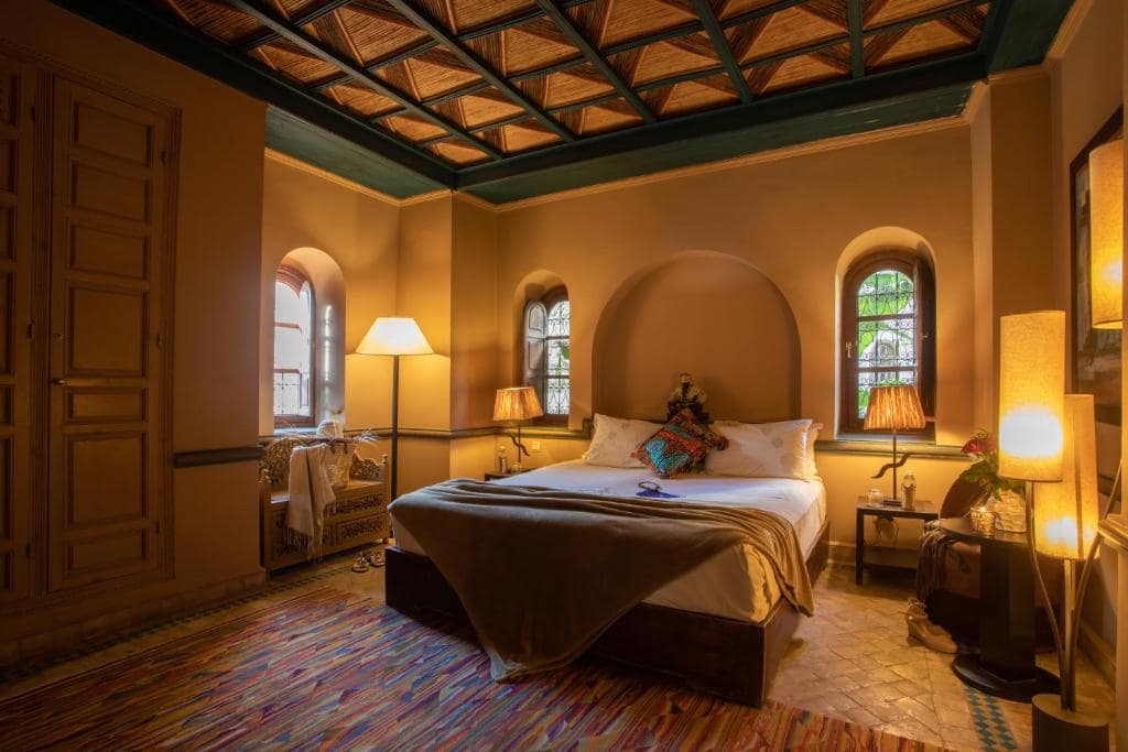 Une chambre, plafond de roseaux peint et fenêtres à arcs