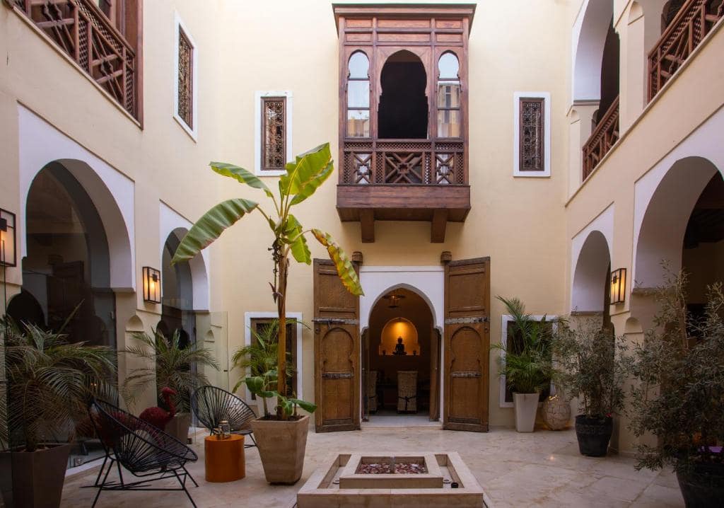 Le patio à fontaine, sous le moucharabieh de cèdre et le bananier