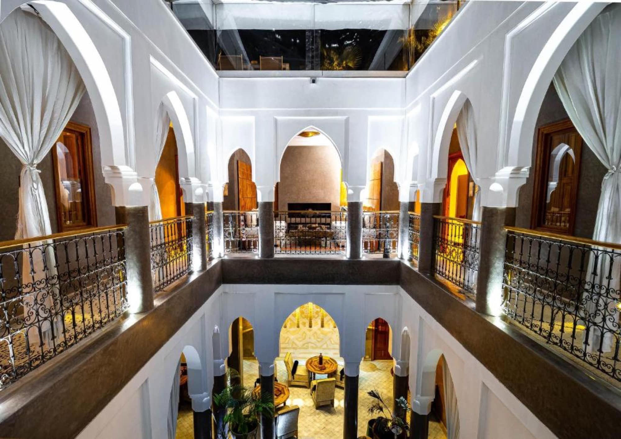 Le patio vu d'en haut, sous les galeries à arches