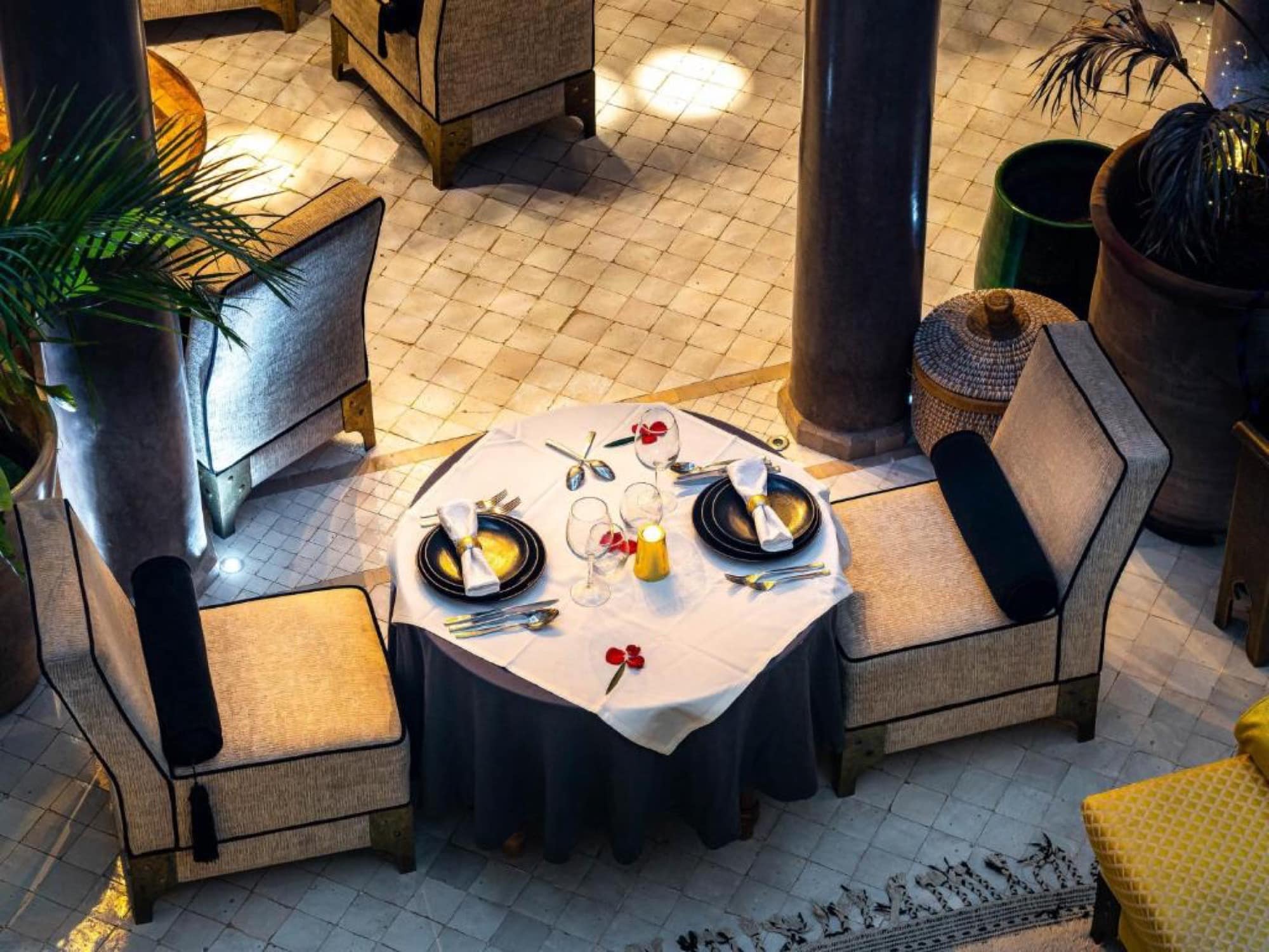 La table d'hôtes dressée pour deux, à la bougie