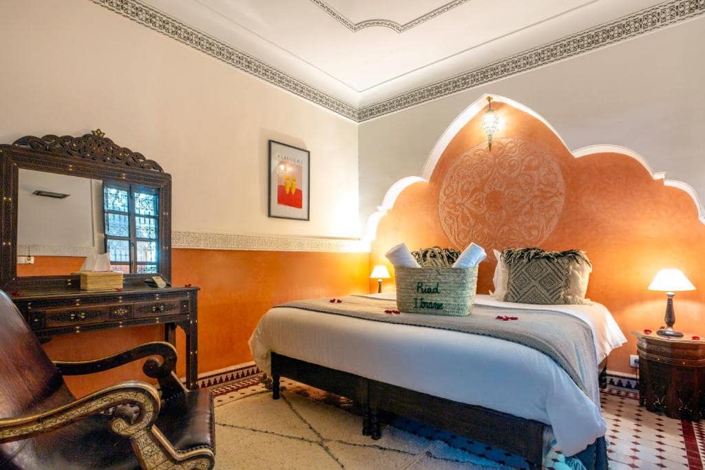 Une chambre, tête de lit en tadelakt sculpté