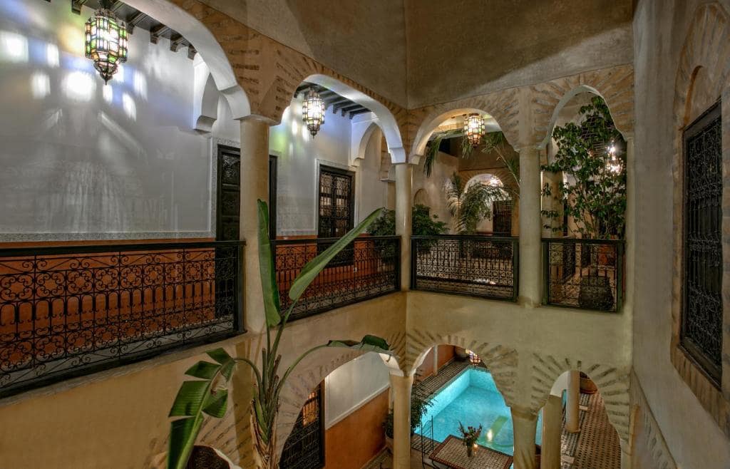 La galerie de l'étage, ouverte sur la cour à piscine