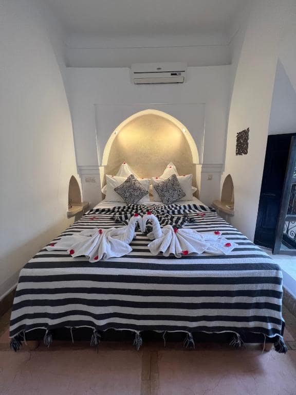 Une chambre à alcôve, lit à tête voûtée et tenture berbère