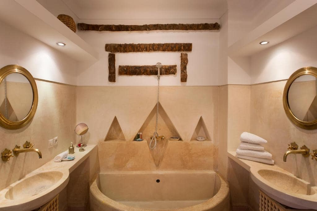 Le hammam en tadelakt, double vasque de pierre et poutres de cèdre