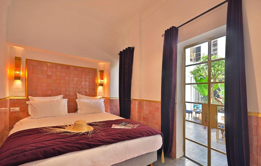 Une chambre à zellige rosé, ouverte sur le patio