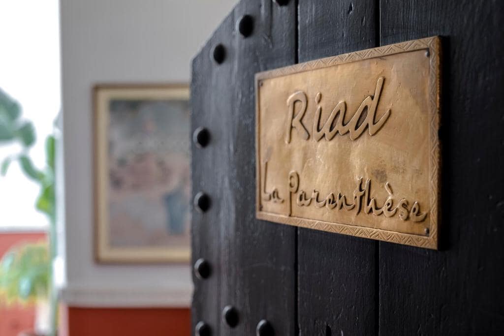 La porte cloutée et sa plaque de cuivre gravée