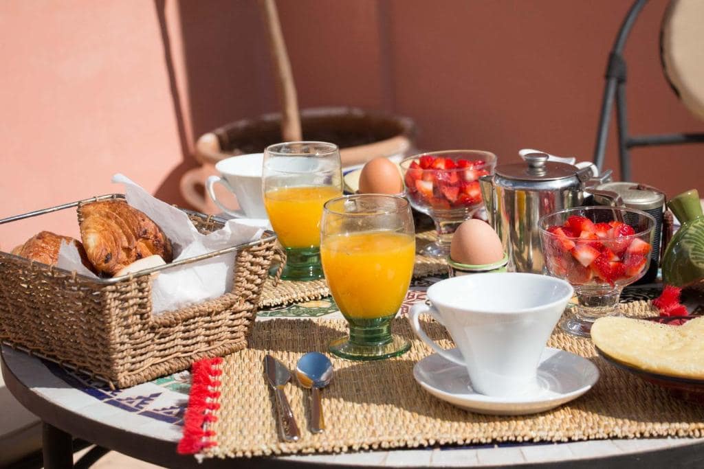 Le petit-déjeuner servi sur la terrasse, le matin