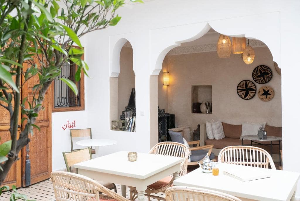 Le salon et le coin repas, ouverts sur la cour