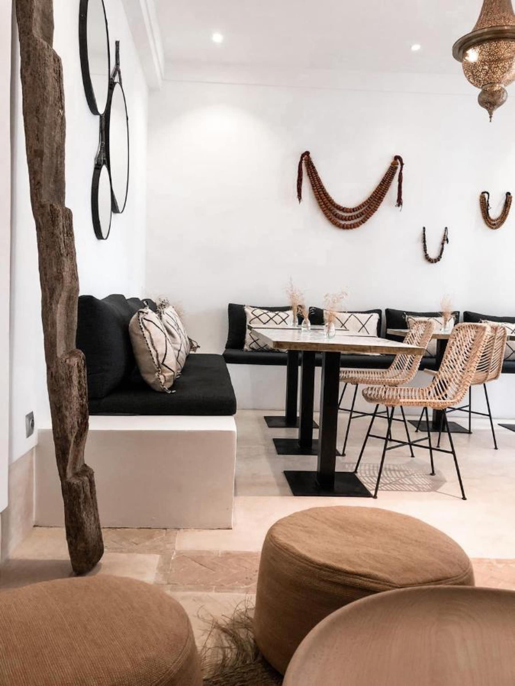 Le salon-restaurant, bois flotté et rotin