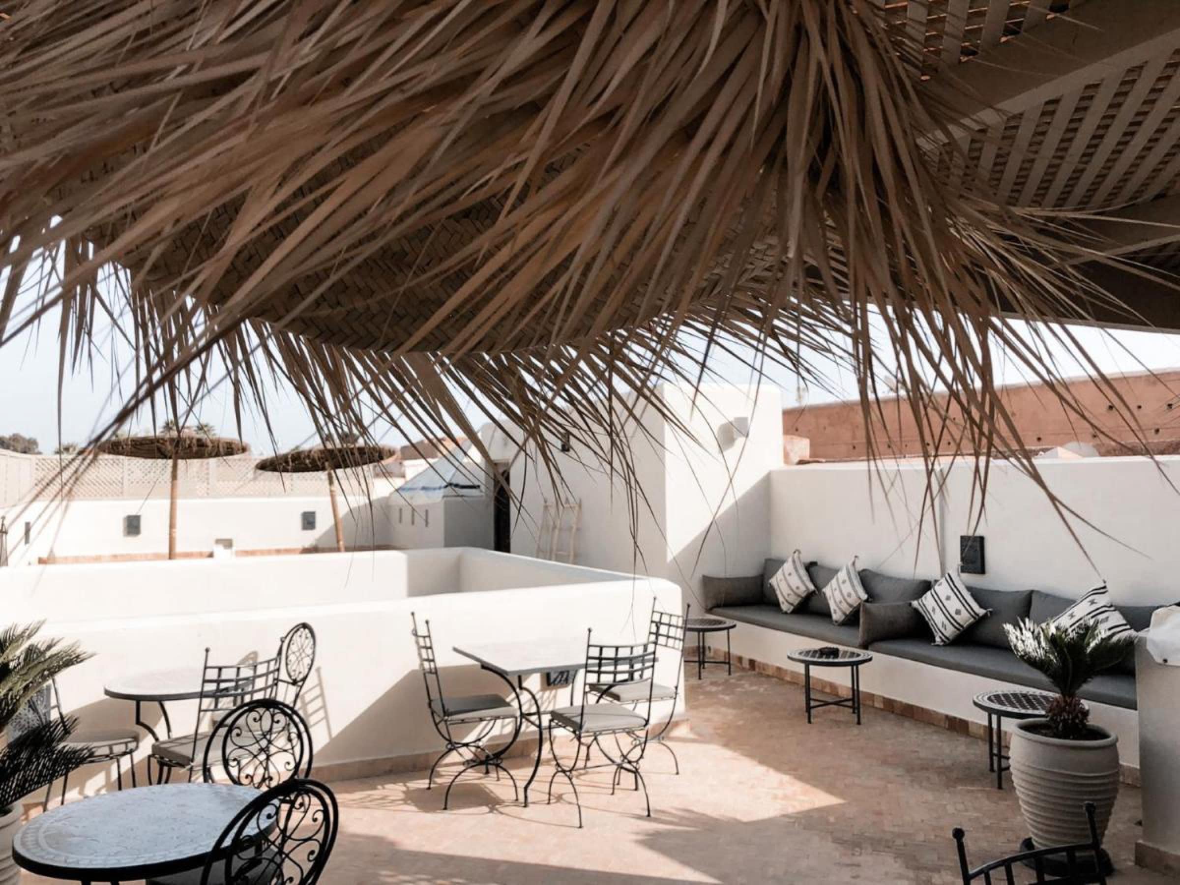 La terrasse et son ombrage de palme, vue médina