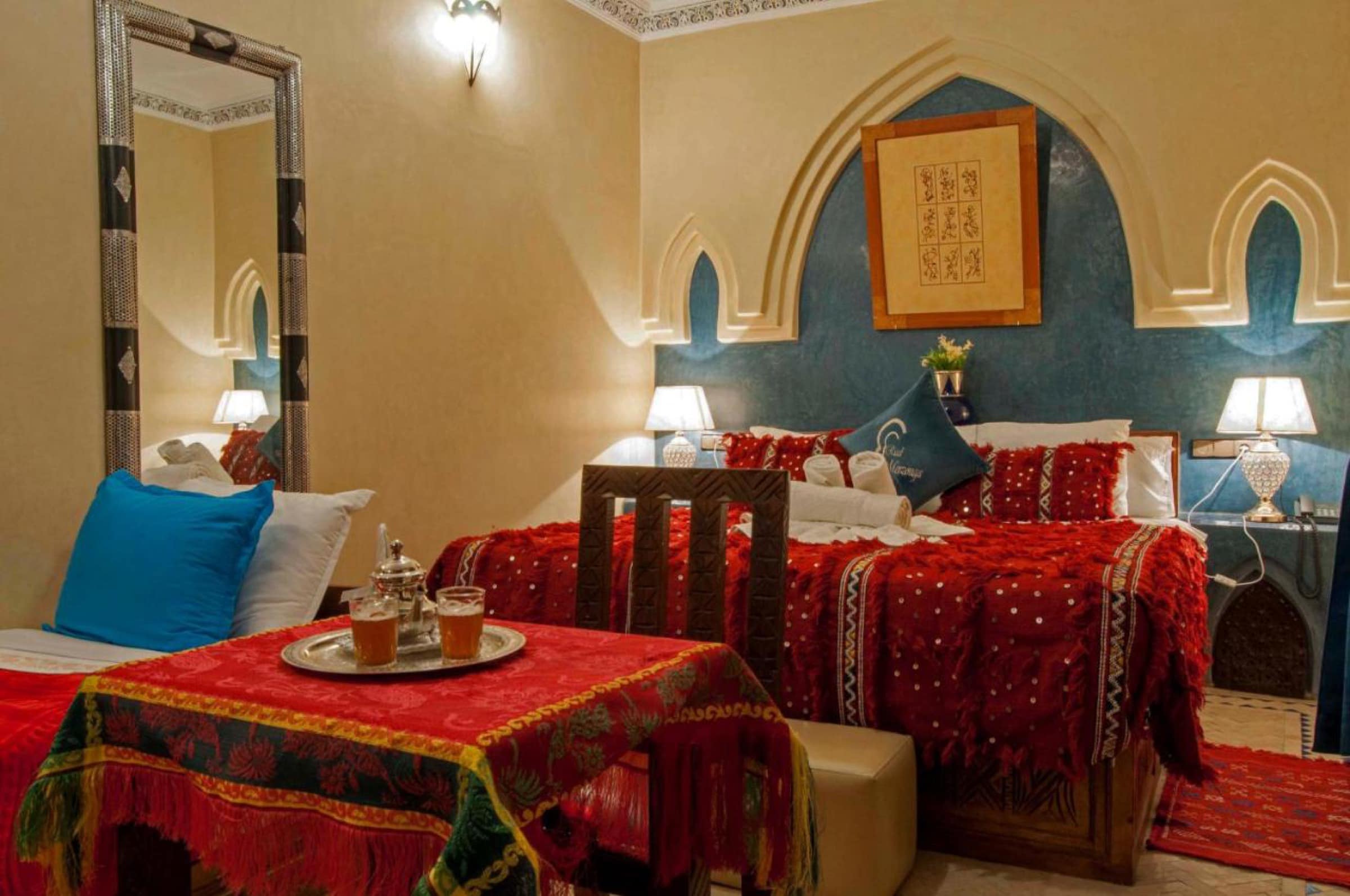 Une chambre rouge, handira et plateau à thé
