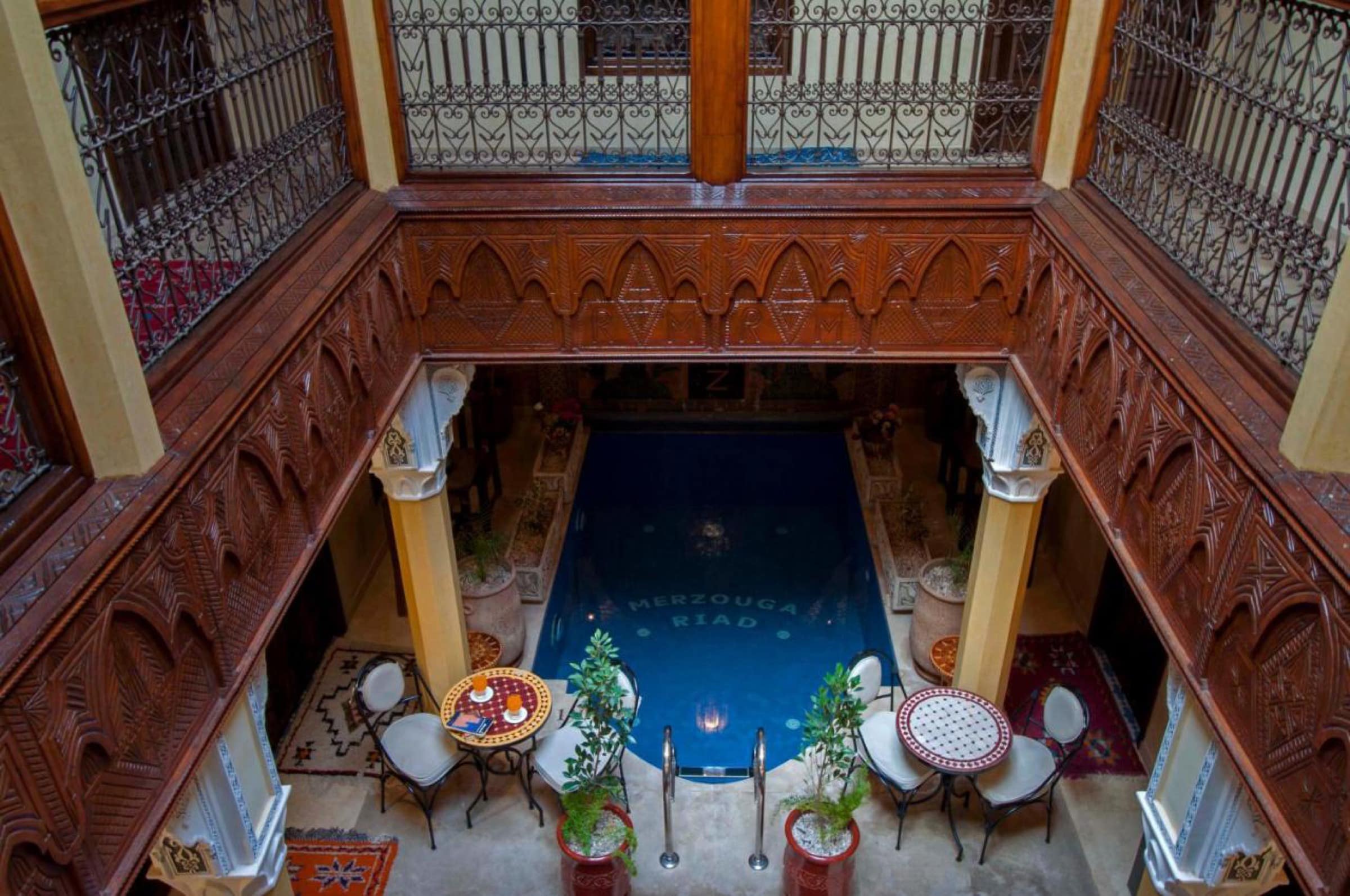 Le patio, ses boiseries sculptées et son bassin de trempette