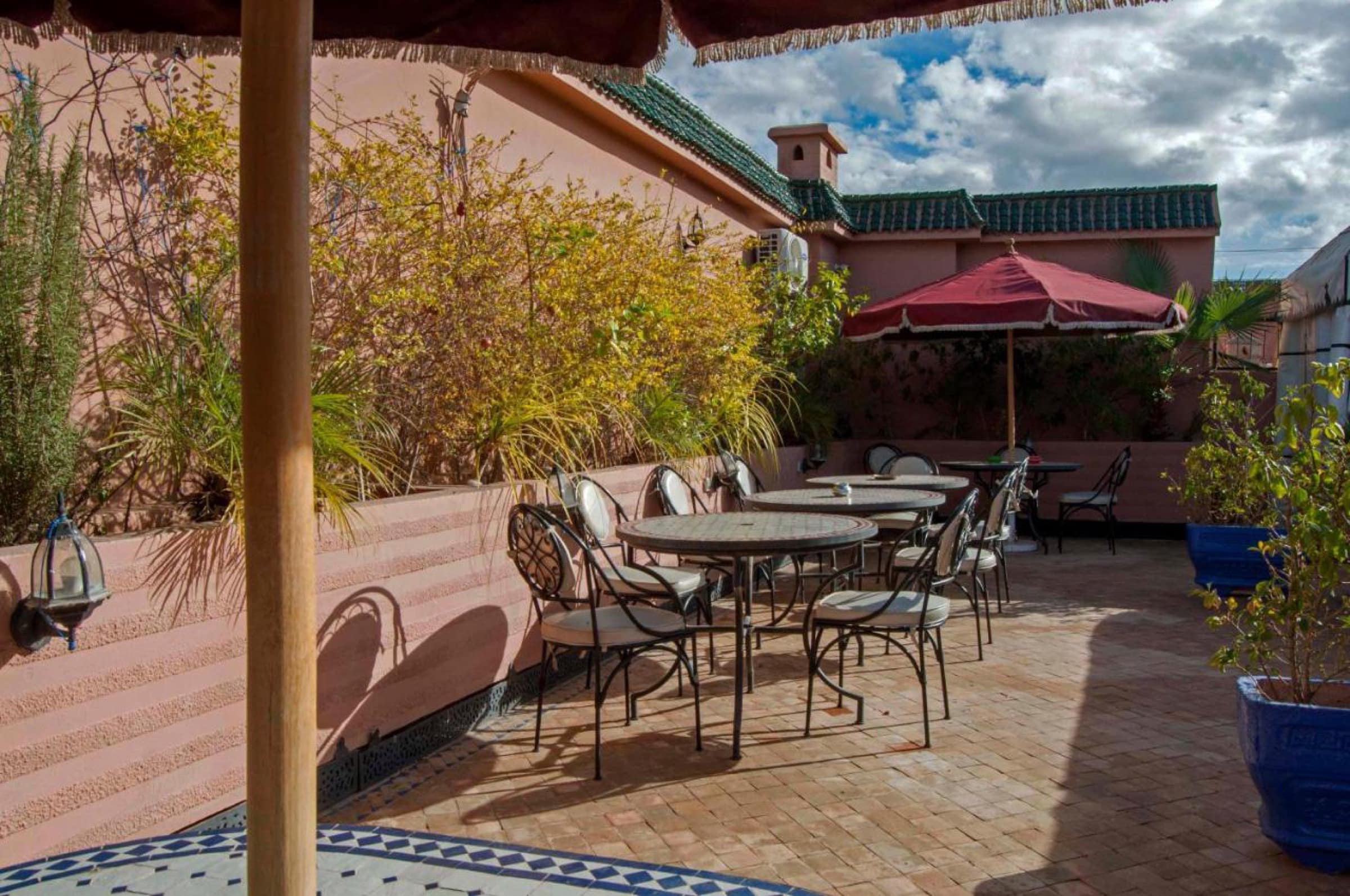 La terrasse sur les toits, tables et parasols