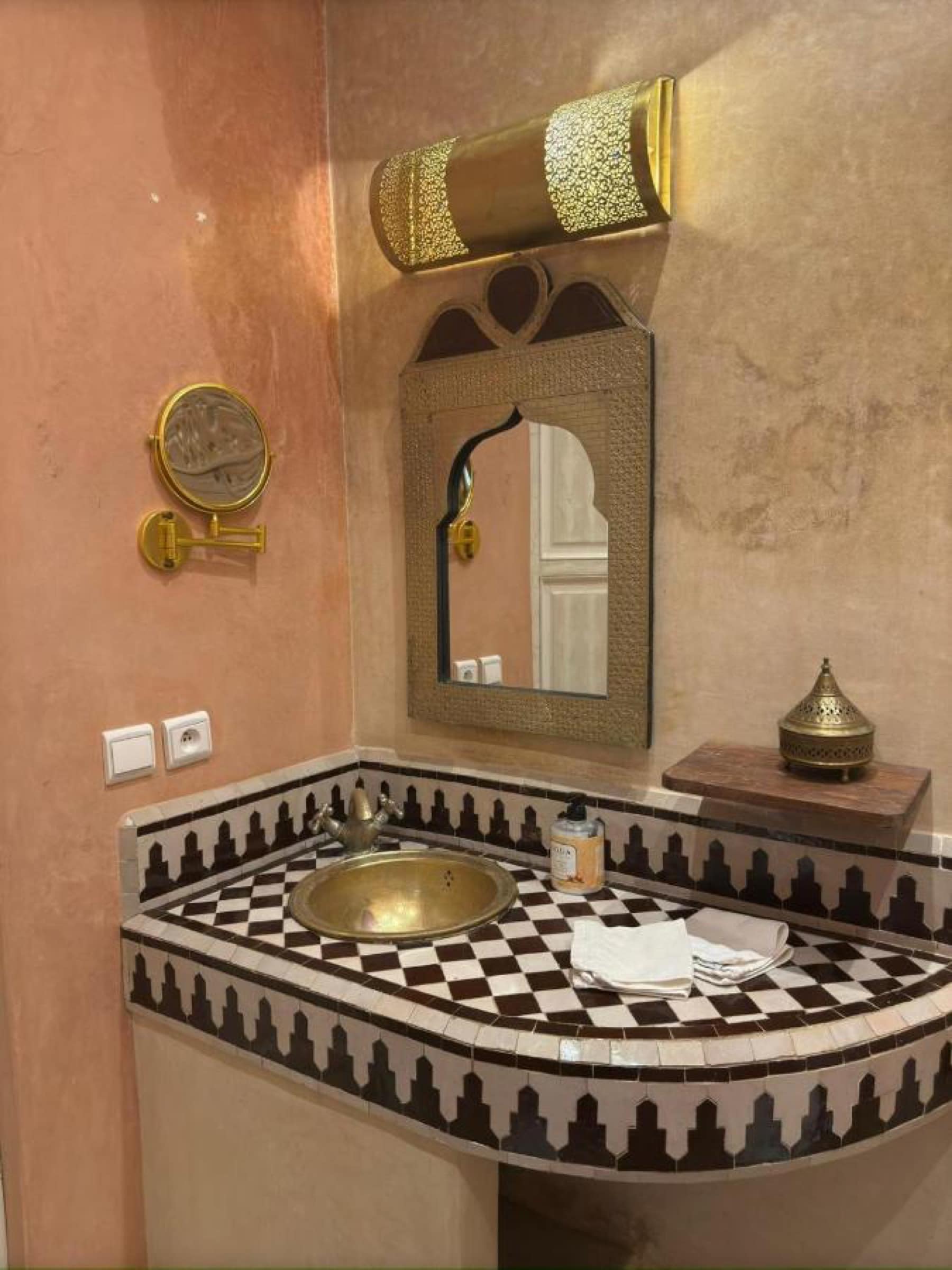 Une salle de bains en tadelakt, vasque en laiton