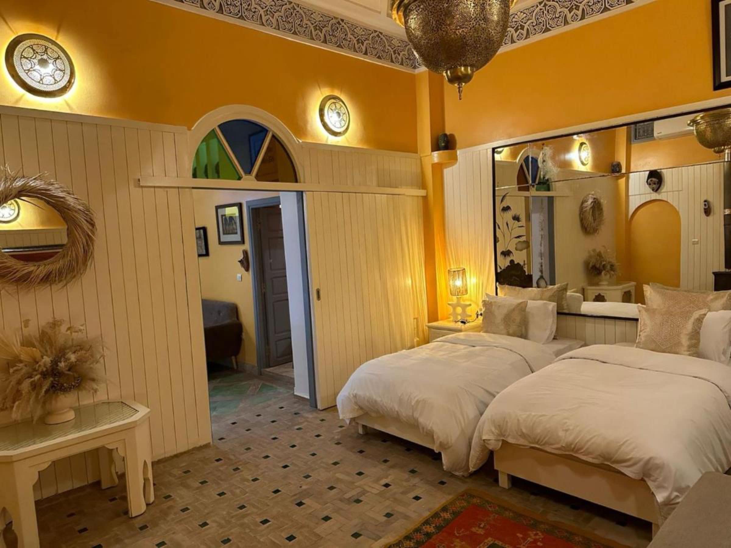 Plafond peint et laiton ajouré dans une chambre jaune