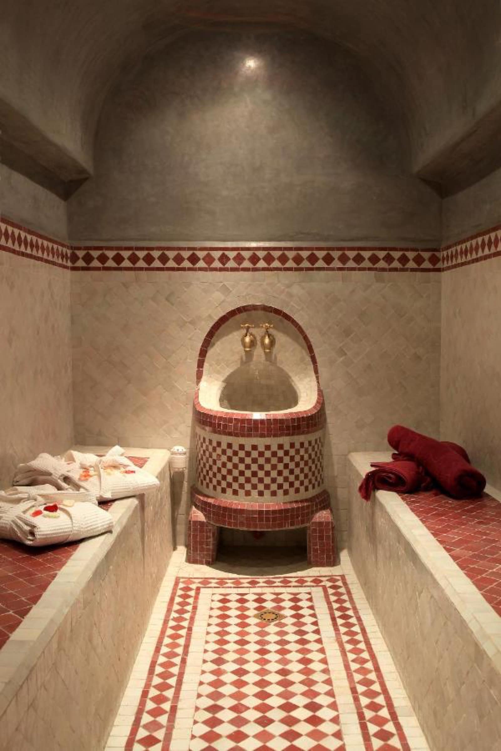 Sous la voûte du hammam, le damier revient