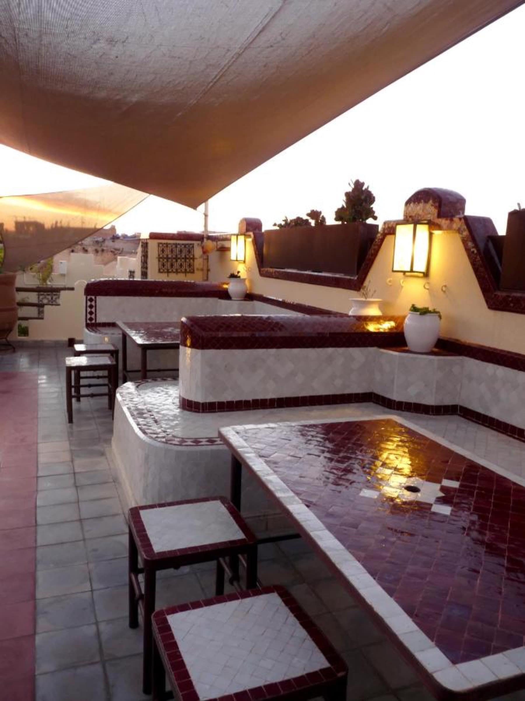 Les banquettes de la terrasse, au couchant