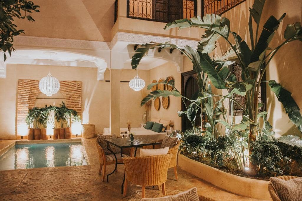 Le patio au couchant, table dressée près du bassin