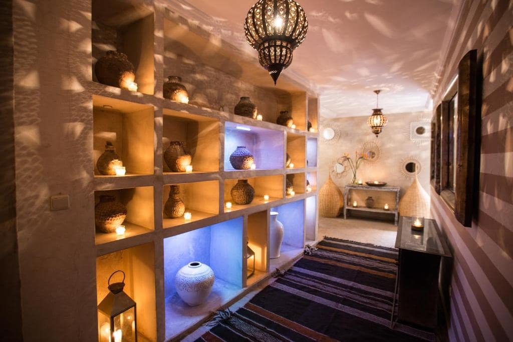Le spa en sous-sol, niches éclairées et tapis tissés
