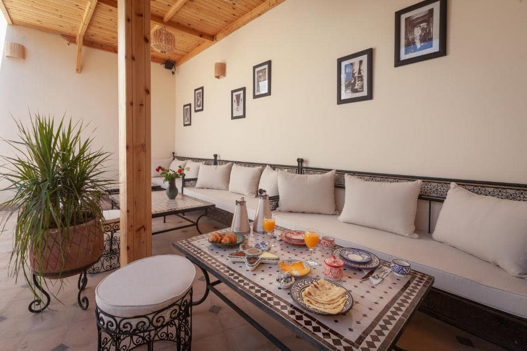 Le petit-déjeuner servi sur la banquette du toit