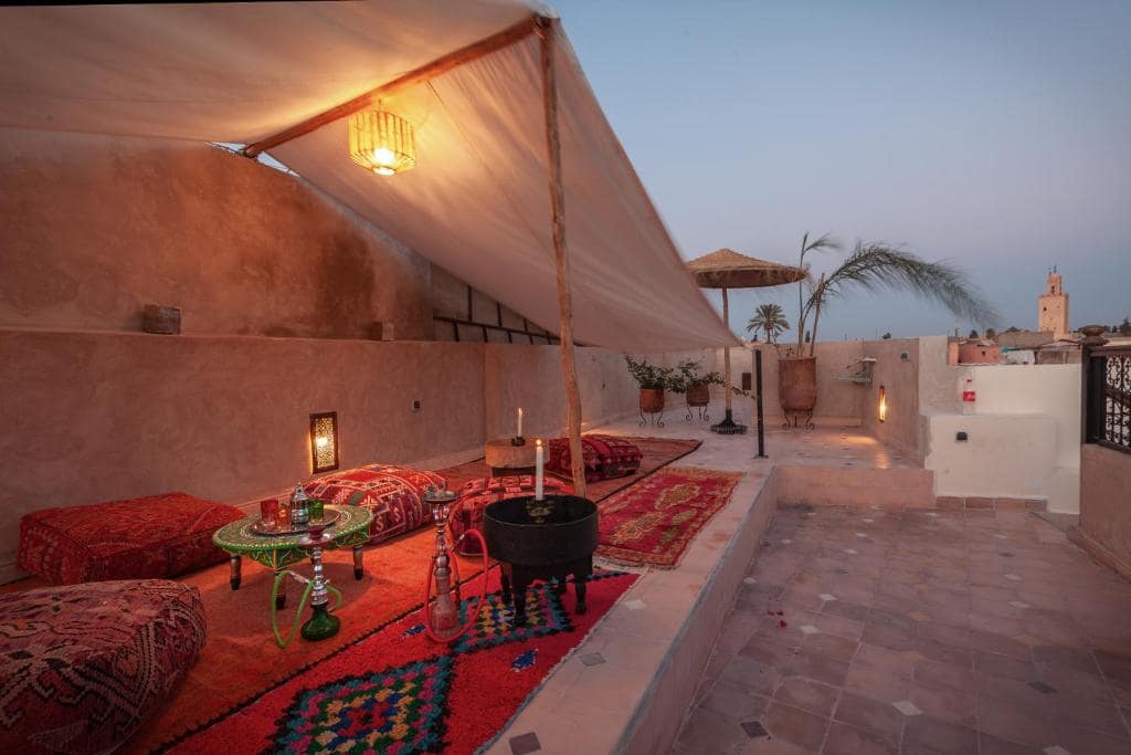 La terrasse sur les toits au couchant, le minaret au loin
