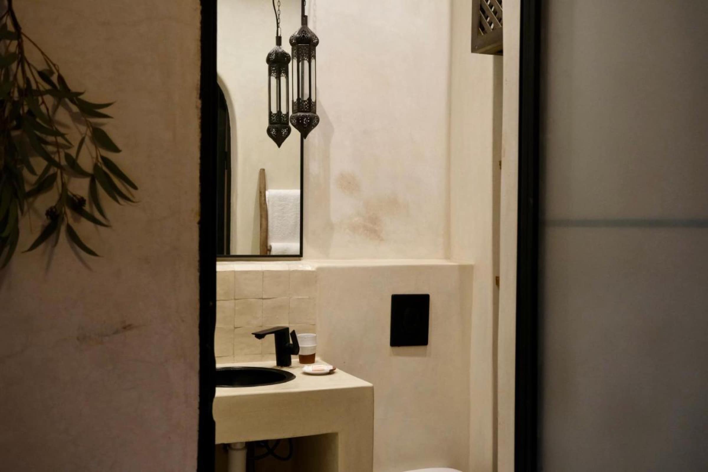 Une salle de bains en tadelakt, lanternes ciselées