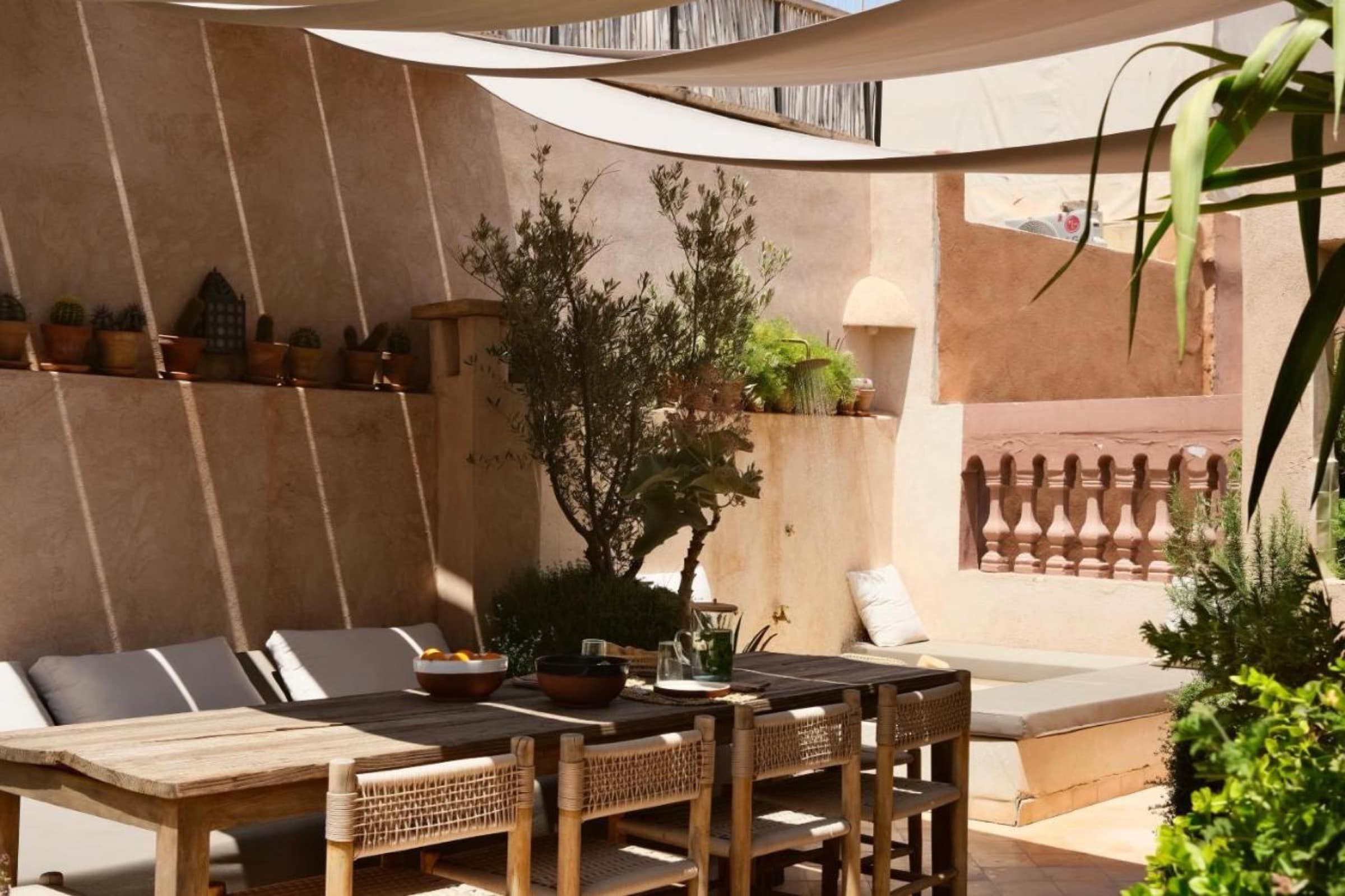 Le salon de la terrasse, sous les voiles d'ombre
