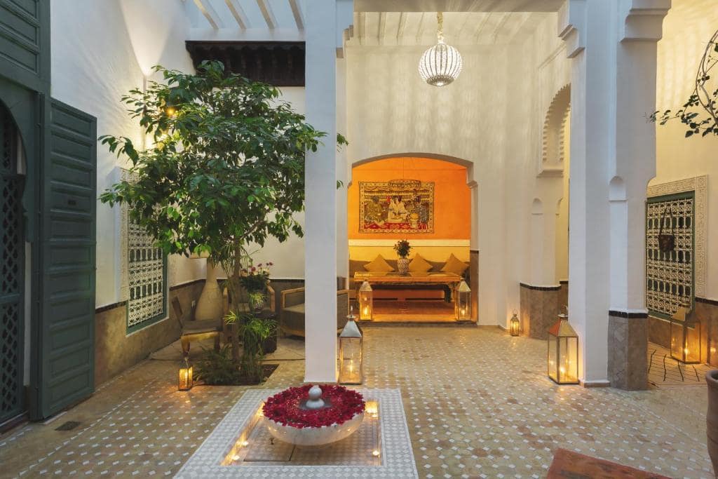 Le patio central et sa vasque de pétales, sous le puits de lumière