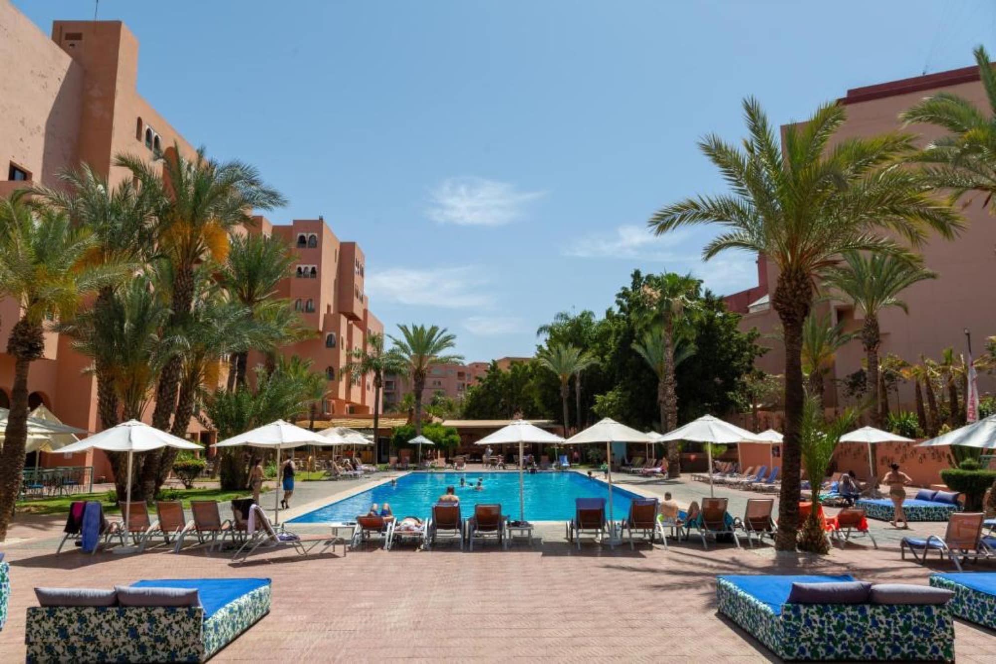 La piscine principale et ses jardins de palmiers