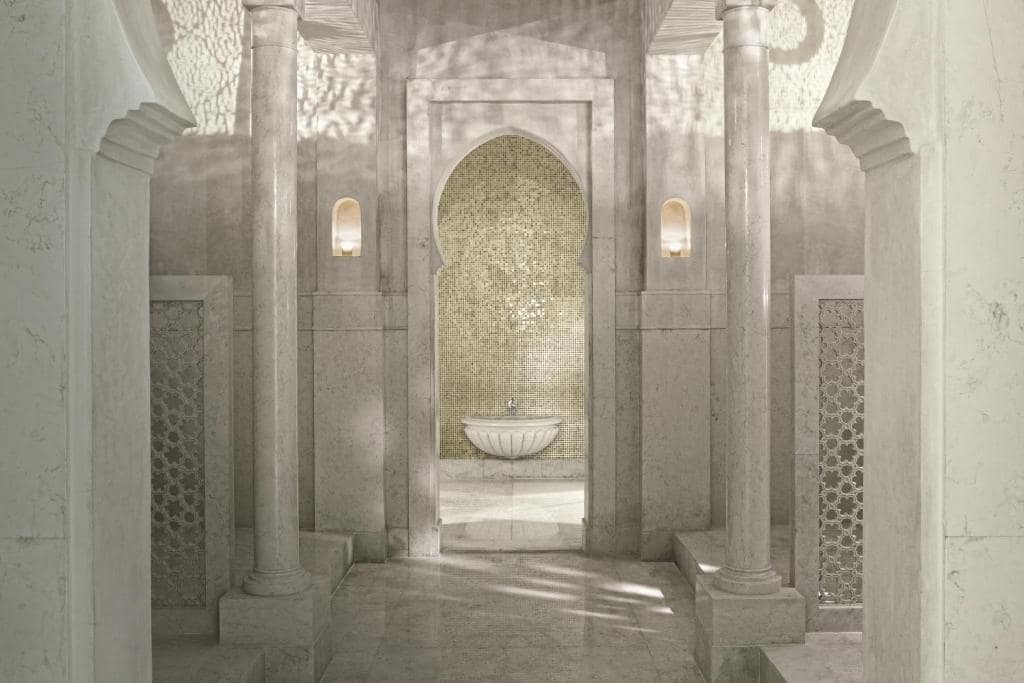 Le hammam de marbre, au cœur du spa de 2 500 m²