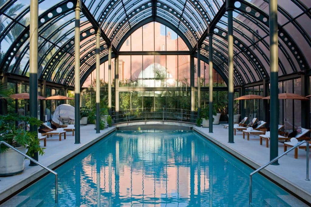 La piscine chauffée du spa, sous sa verrière