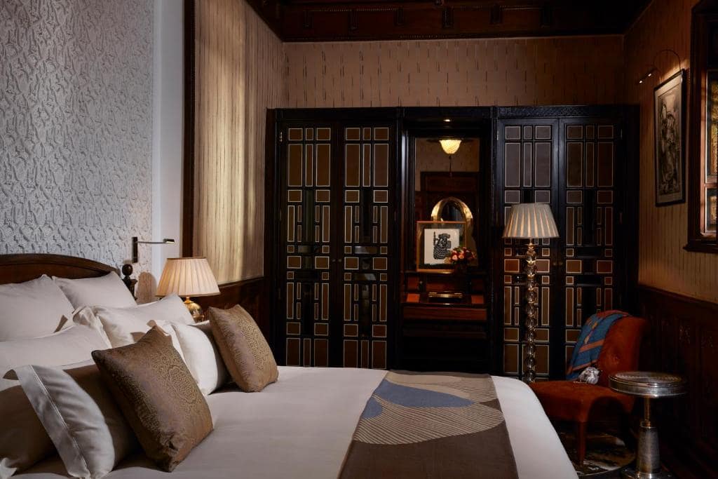 Une chambre de riad, boiseries et zellige posés à la main