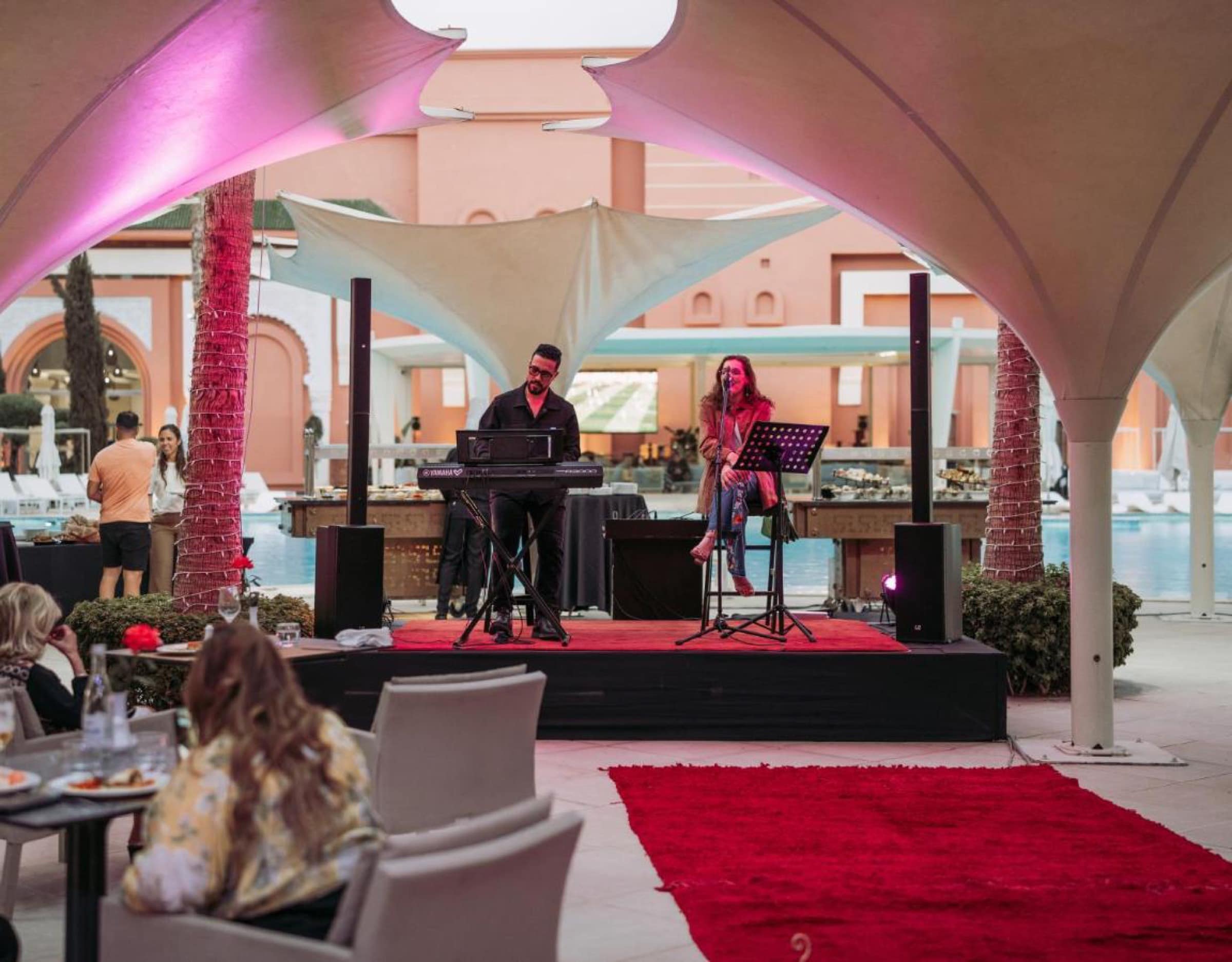 Musique live au bord de la piscine, en soirée