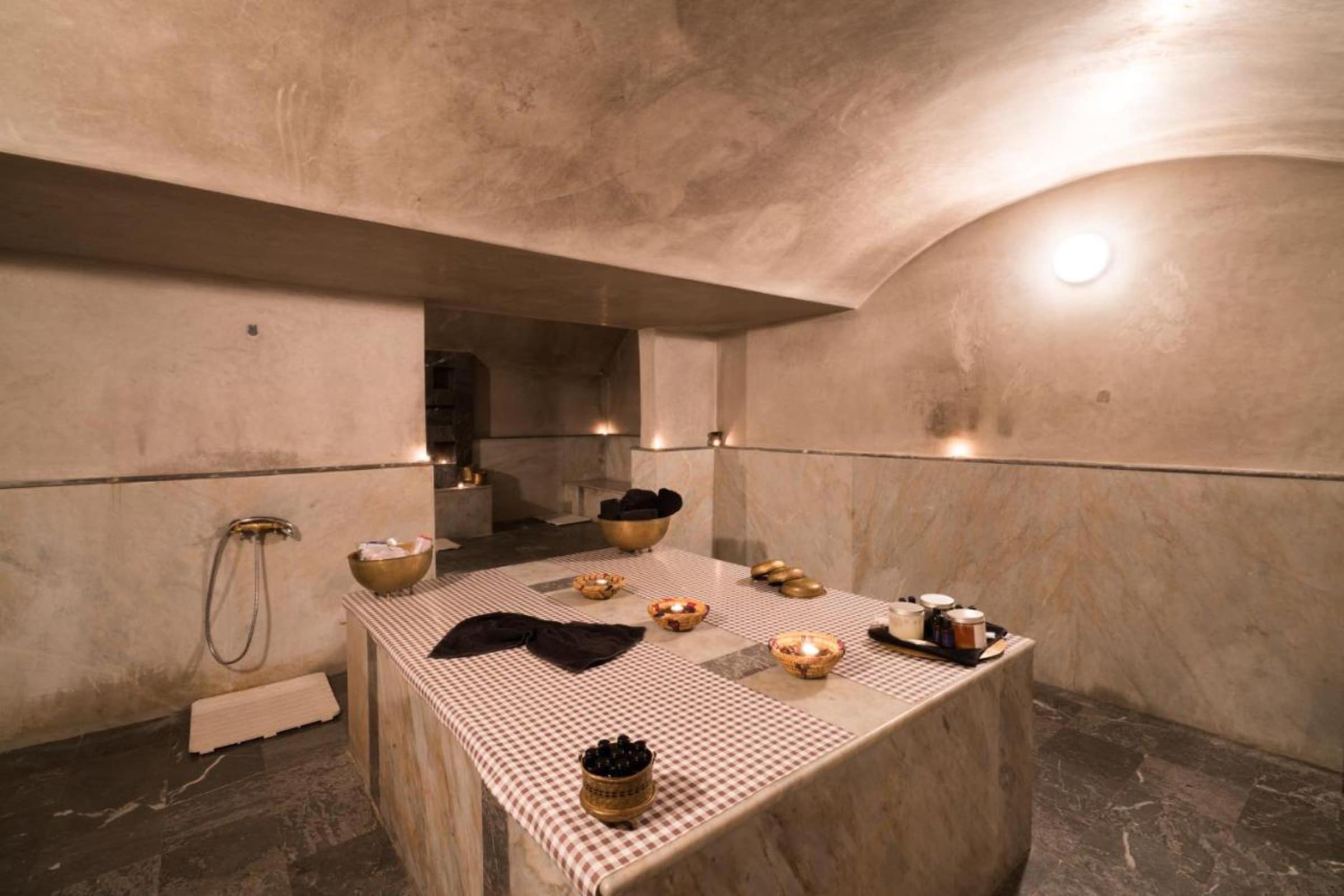 Le hammam du spa, table de marbre sous voûte