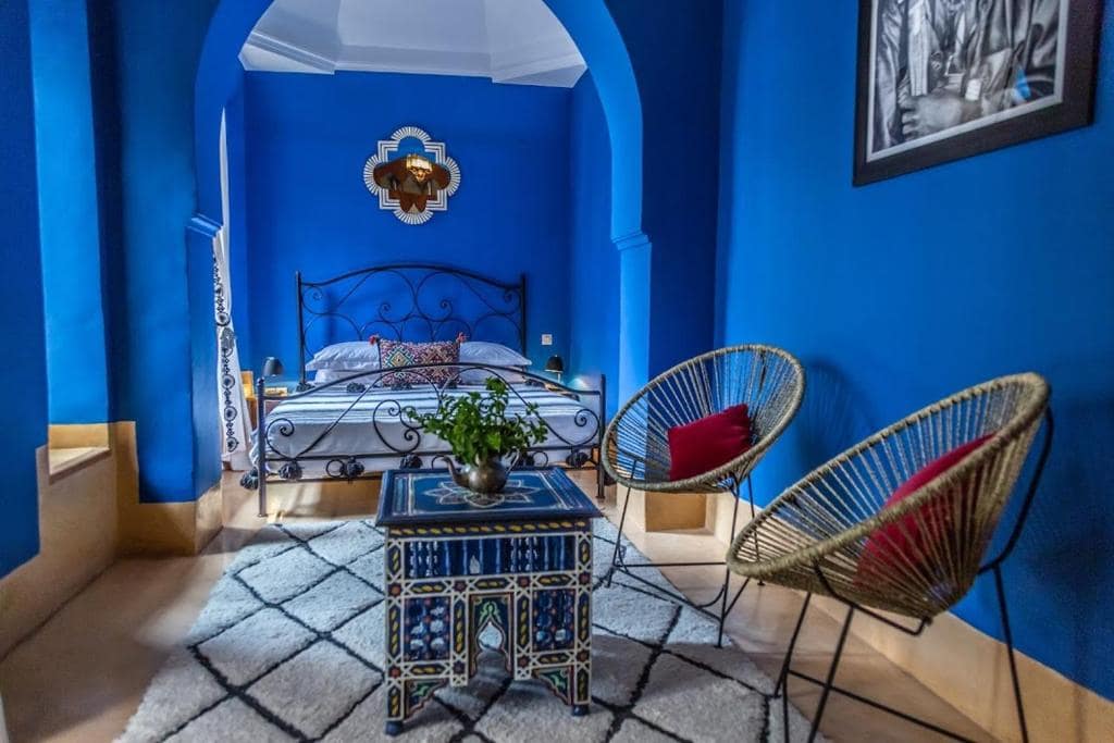 La chambre bleue, lit en fer forgé et tadelakt