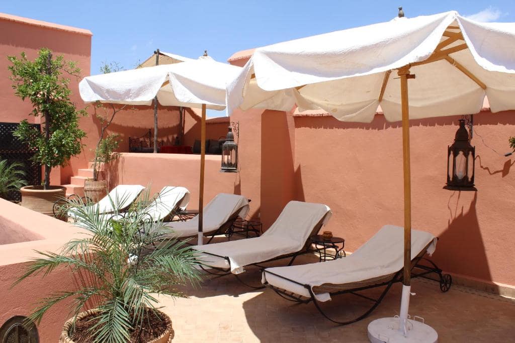 Le solarium de la terrasse, transats et parasols