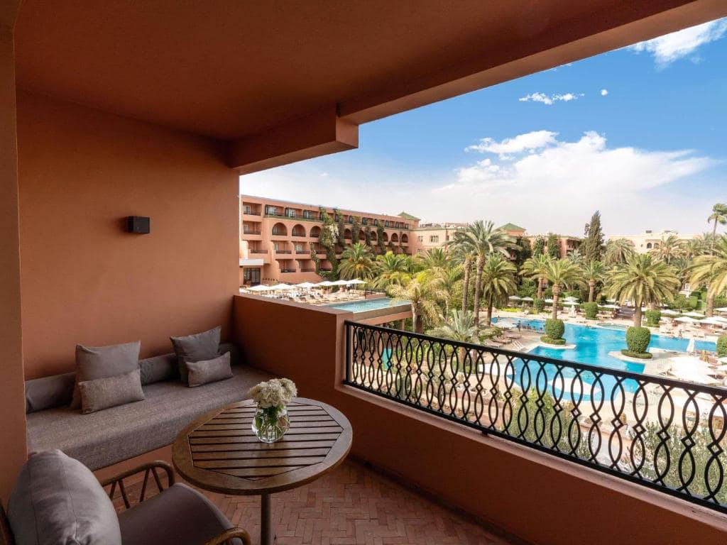 Une chambre ouverte sur la grande piscine et les jardins
