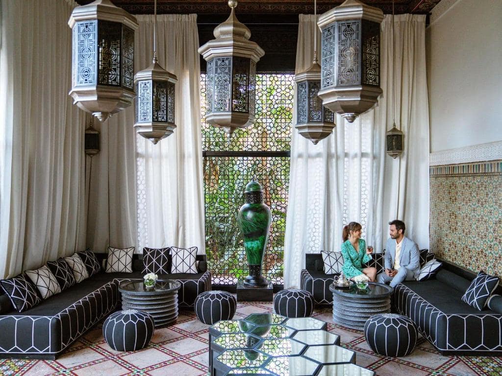Le salon Palais Darkum, lanternes et moucharabieh